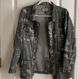 Buckle Camo Jacket with Zipper Detailing